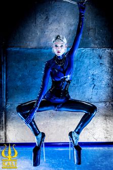 Contessa Kali im blau-schwarzen Latexoutfit mit ultrahohen High Heels